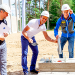 Kristjan Ilves ja Roland Lessing asetasid täna Elva spordihoone nurgakivisse kapsli