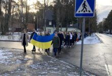 Photo of FLASH: Elva Gümnaasium marsib praegu Ukraina toetuseks
