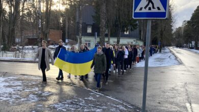 Photo of FLASH: Elva Gümnaasium marsib praegu Ukraina toetuseks