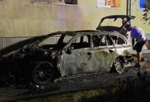 Photo of Arbimäel põles auto kortermaja akna all vrakiks