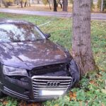 FLASH: Elvas Pargi tänaval niitis Audi laternaposti