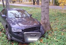 Photo of FLASH: Elvas Pargi tänaval niitis Audi laternaposti
