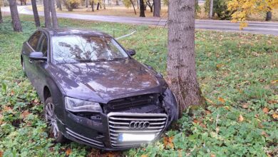 Photo of FLASH: Elvas Pargi tänaval niitis Audi laternaposti