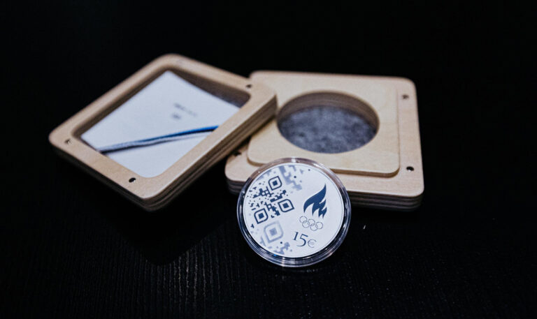 Milano Cortina taliolümpiamängudele pühendatud meenemünt on kujundatud Elvas- Foto Priit Mürk (ERR)