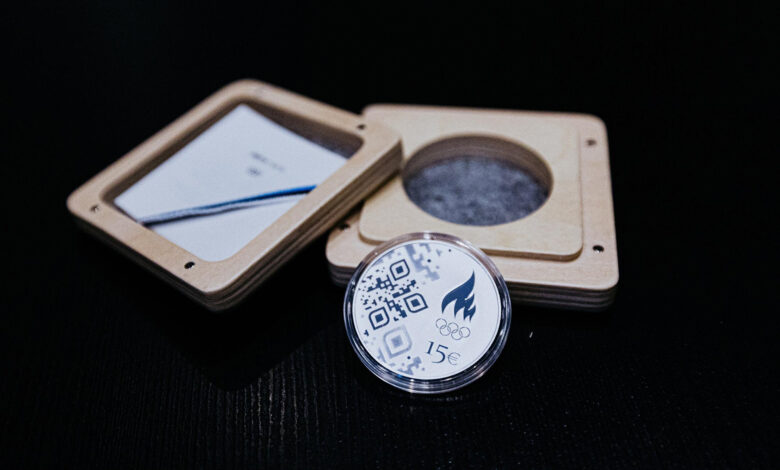 Milano Cortina taliolümpiamängudele pühendatud meenemünt on kujundatud Elvas- Foto Priit Mürk (ERR)