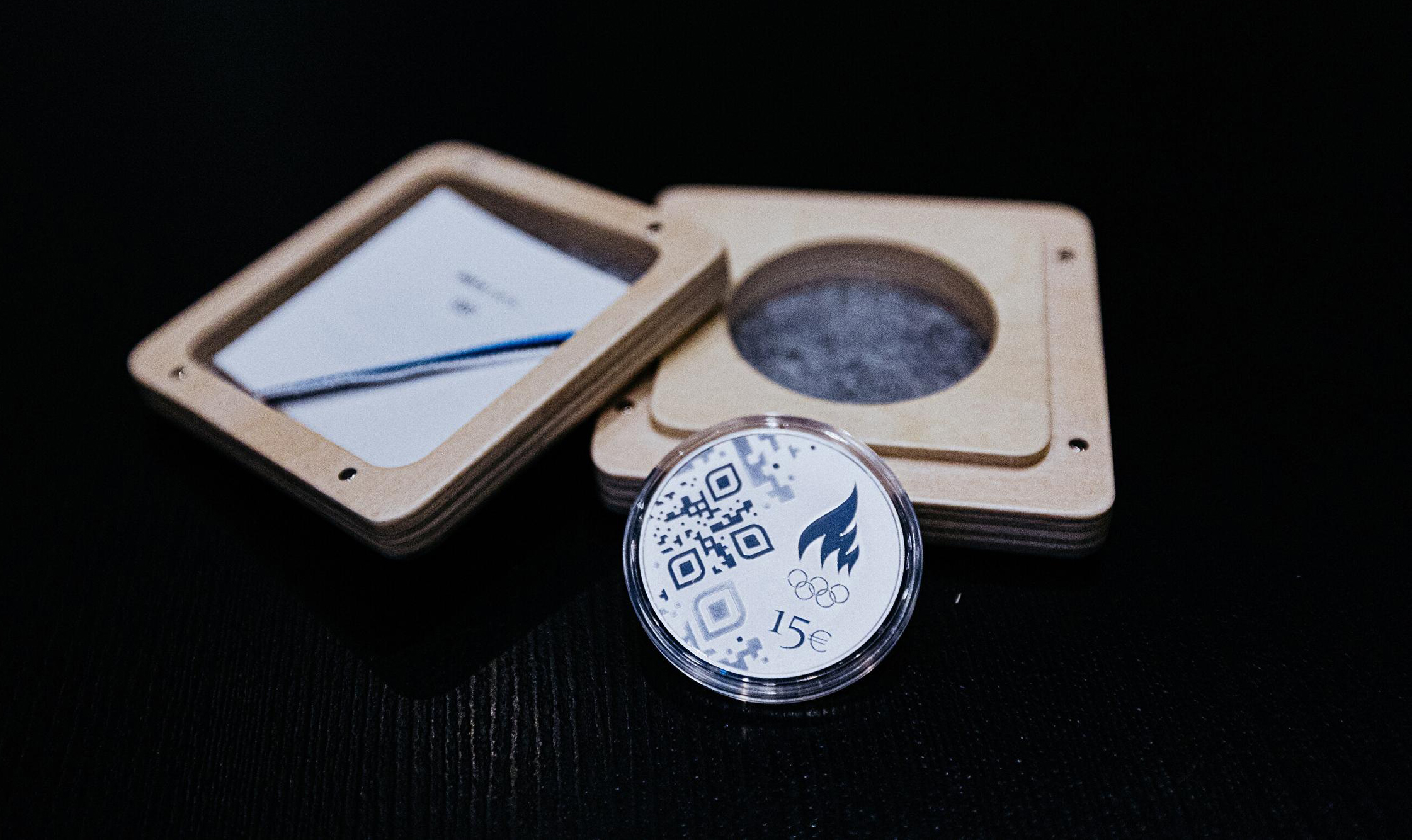 Milano Cortina taliolümpiamängudele pühendatud meenemünt on kujundatud Elvas- Foto Priit Mürk (ERR)