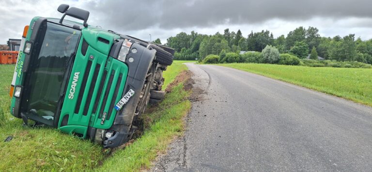 Elva jäätmejaama juures kraavi sõitnud veoauto 21.07.2026, foto: Elva Elu